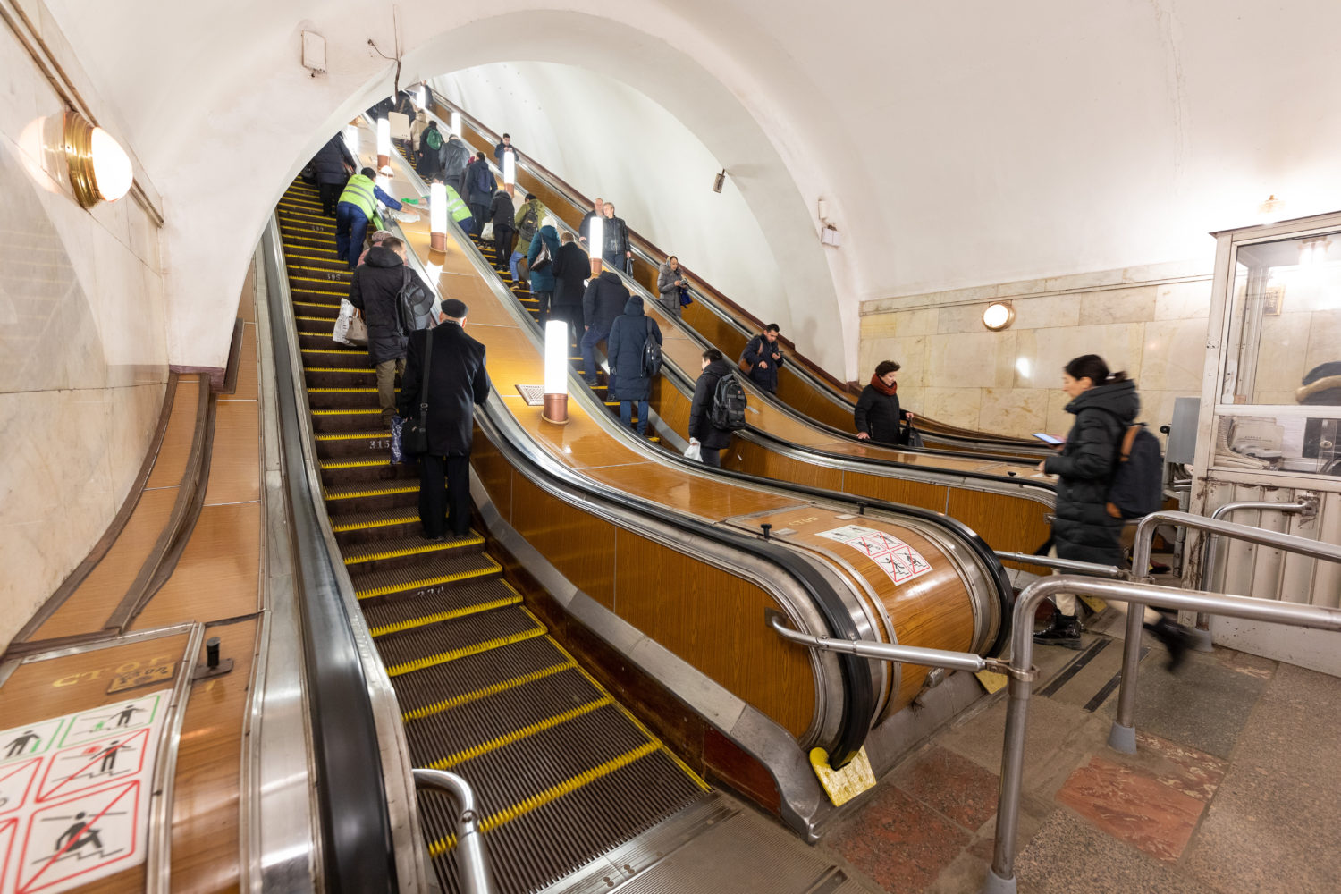 На станции "Смоленская" в ходе реконструкции установят три новых эскалатора