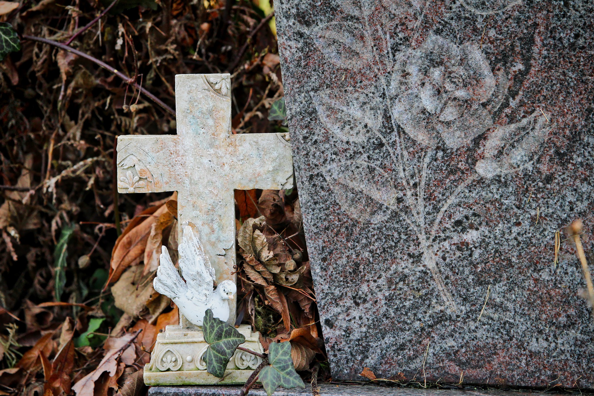 Как прикрепить фото к кресту на кладбище