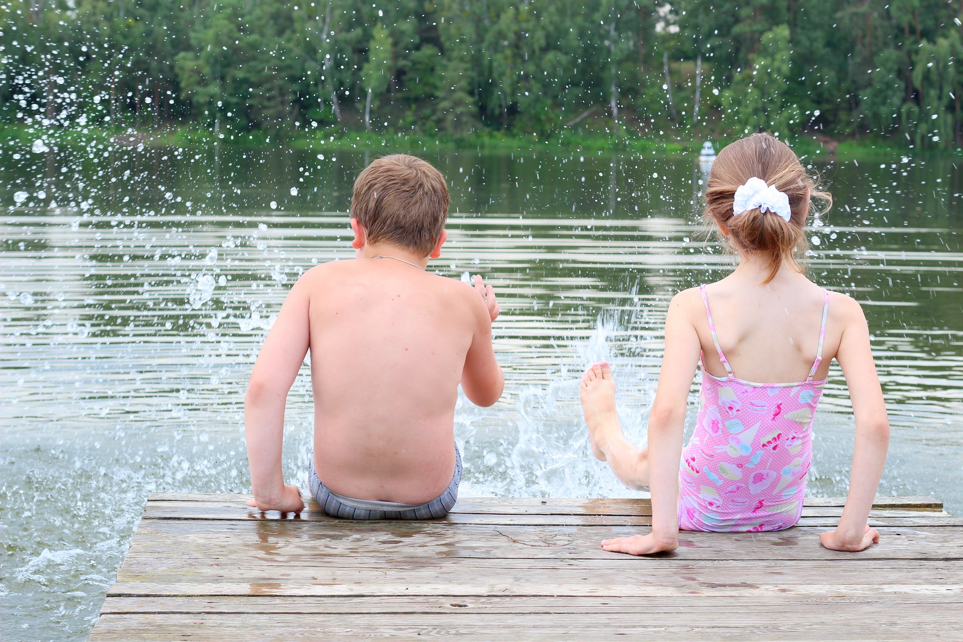 Купание м. Дети на озере. Река для детей. Купание на речке. Дети купаются в озере.