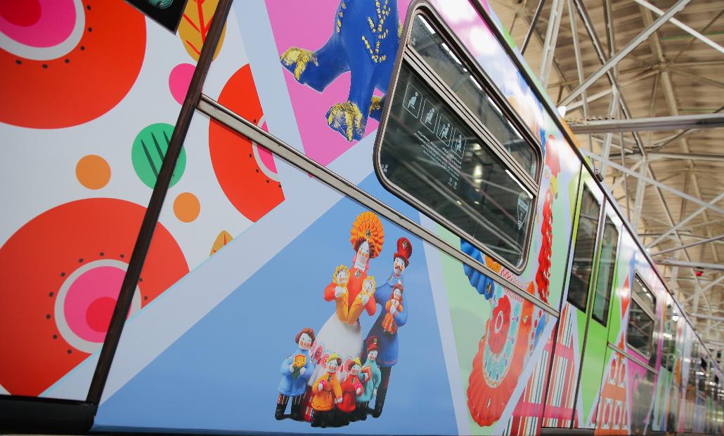 В московском метро запущен поезд, посвященный народным художественным промыслам