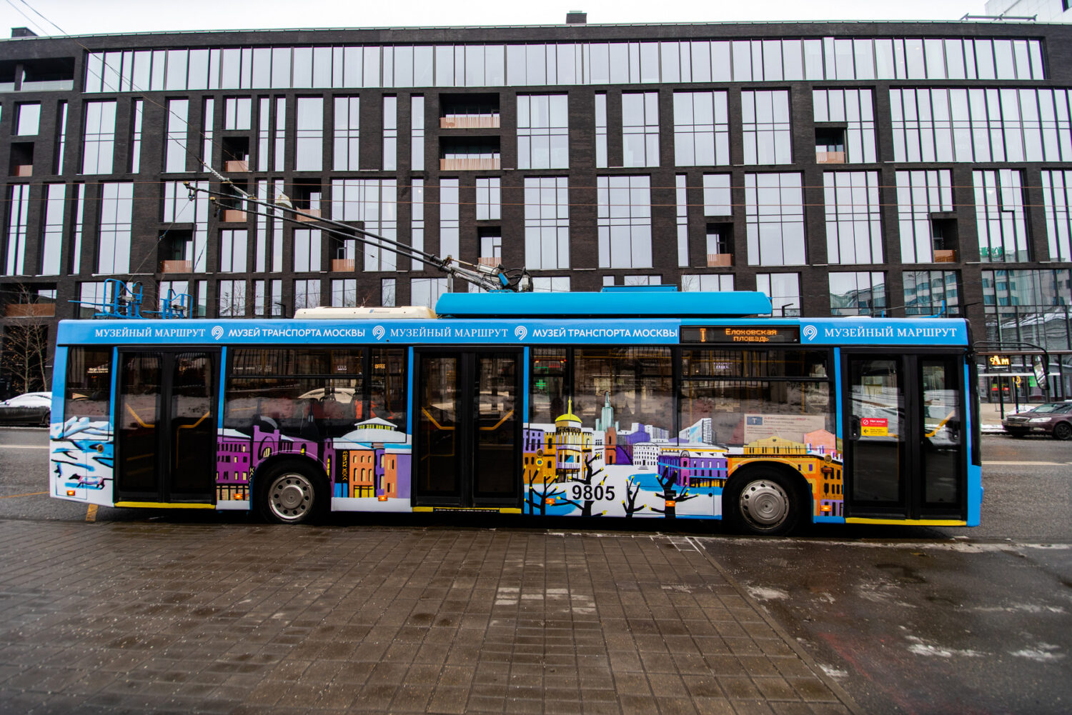 На музейном маршруте появился троллейбус, расписанный художником Виноградовым