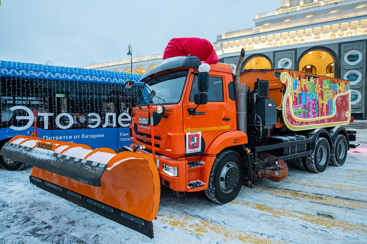 В Москве запущен традиционный новогодний транспорт