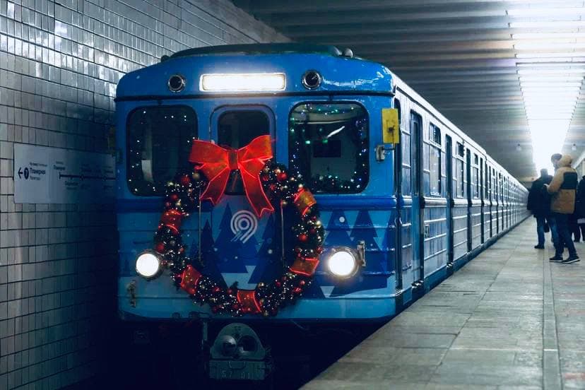 Новогодний поезд "Еж3" начал работать в московском метро