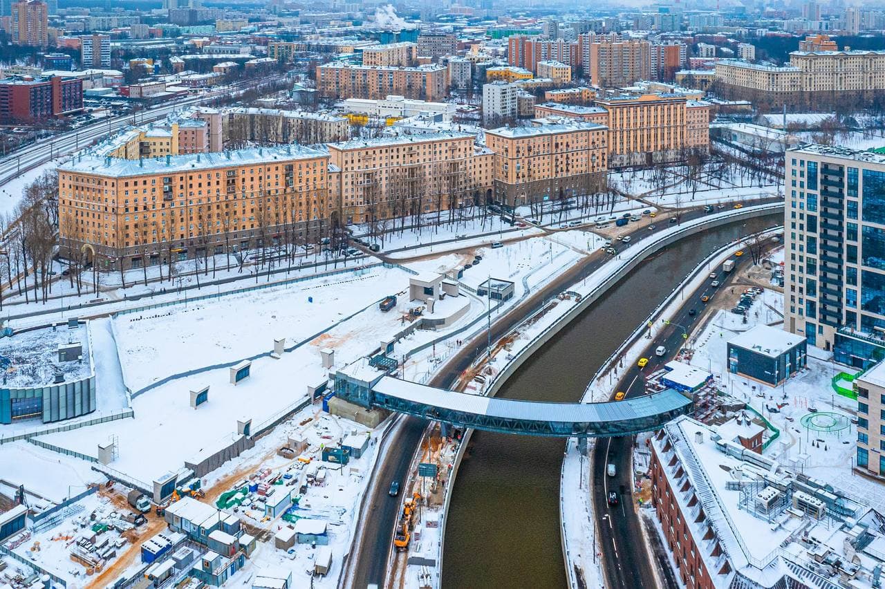 Остекление пешеходного моста завершено возле станции метро "Электрозаводская"