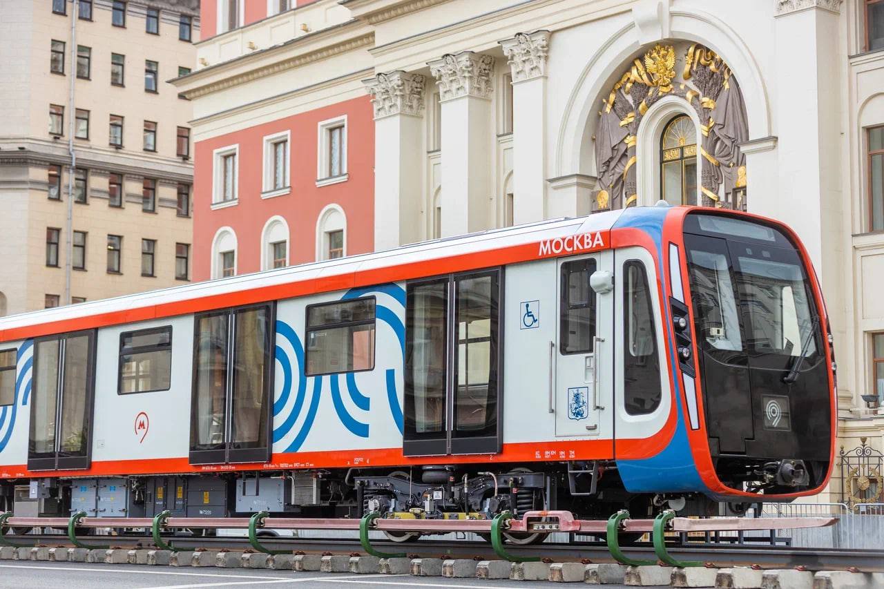 Вагон поезда метро "Москва-2020" установили на Тверской улице