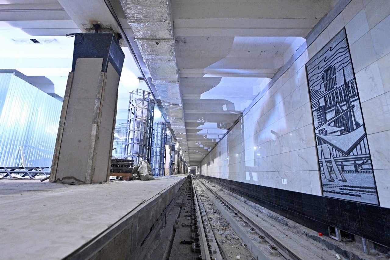 Архитектурное освещение начали монтировать на станции метро "Варшавская"