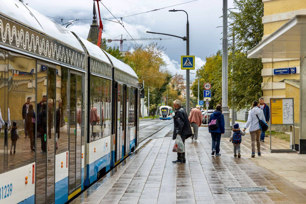 Почти 30 приподнятых трамвайных платформ установили в центре и на юге Москвы