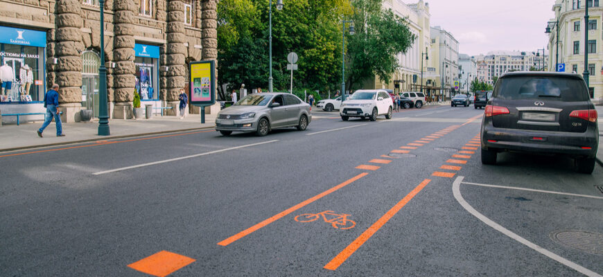 Временные велосипедные полосы появились на 25 улицах Москвы -пишет  msknovosti.ru