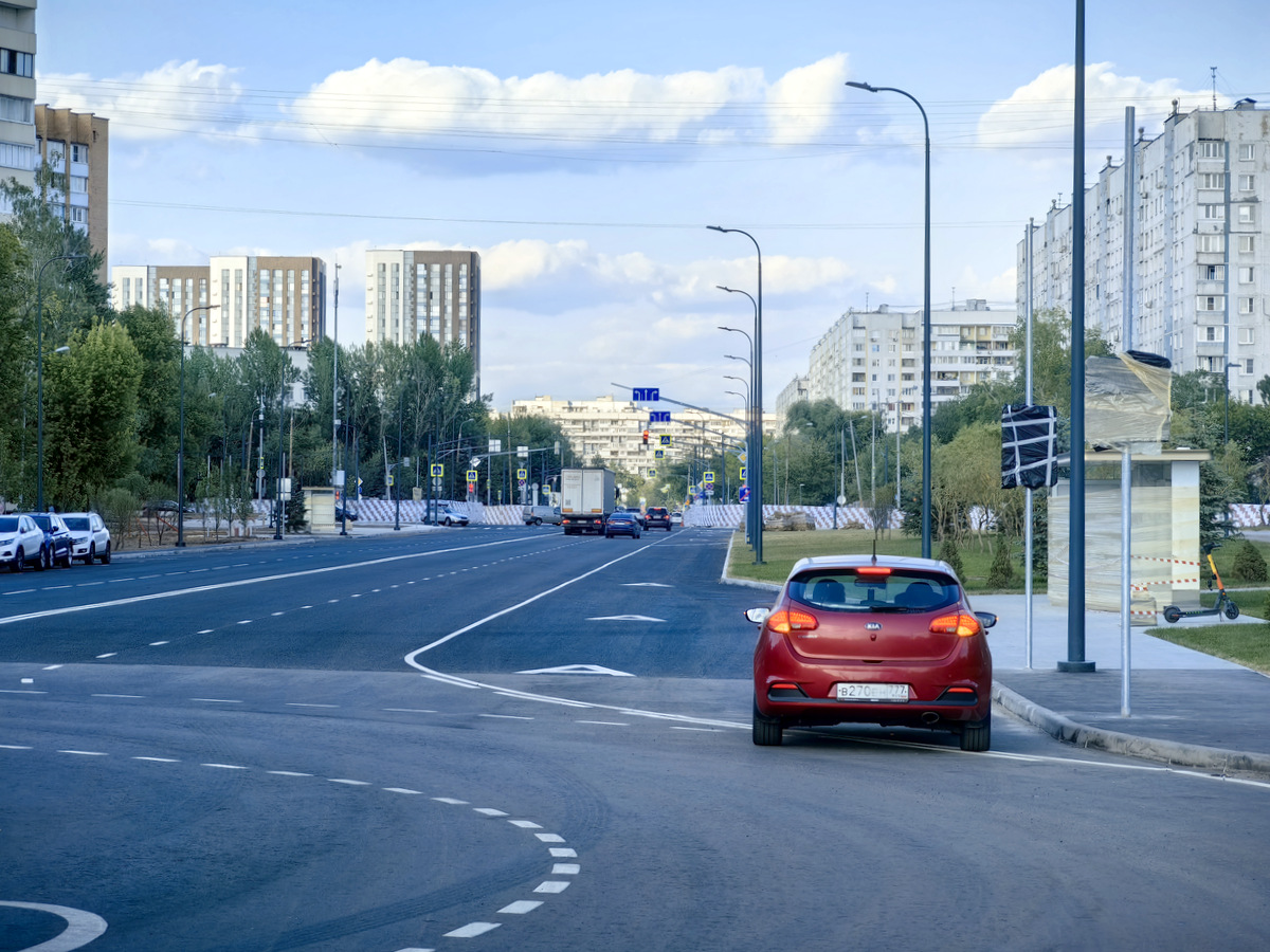 Дорогу к станции метро "Кленовый бульвар" открыли на юге Москвы