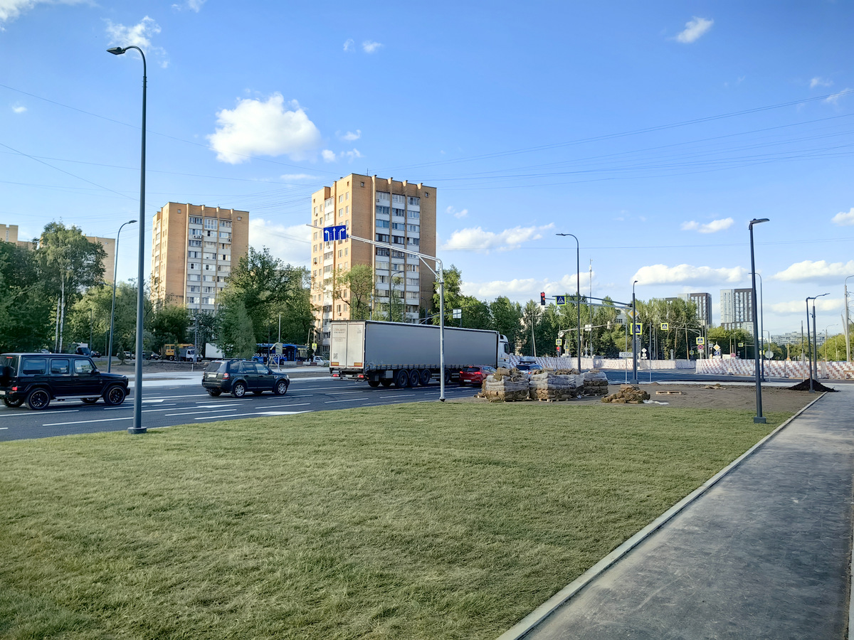 Дорогу к станции метро "Кленовый бульвар" открыли на юге Москвы
