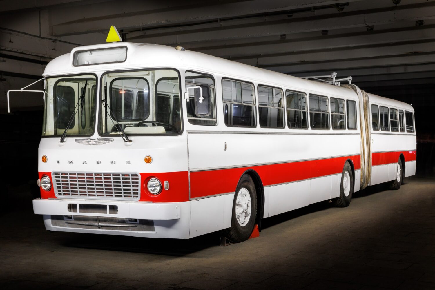 Музей транспорта восстановил один из трех сохранившихся в мире автобусов "Икарус-180"