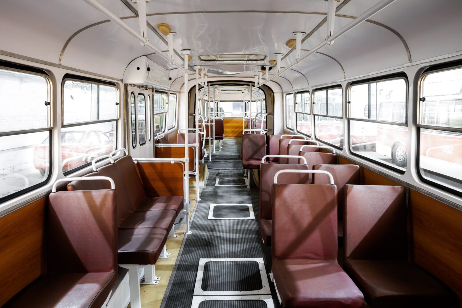 Музей транспорта восстановил один из трех сохранившихся в мире автобусов "Икарус-180"