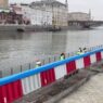 Противопаводковые барьеры установили на двух набережных в центре Москвы
